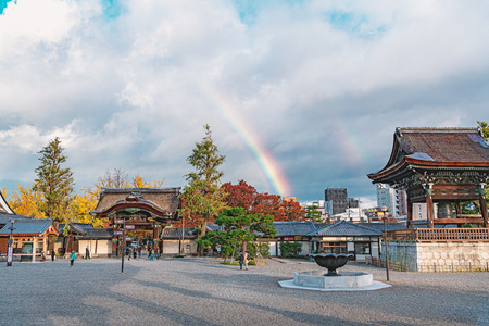 Autumn scenery after rain of Higashi Honganji temple in Kyotoのeditorial素材