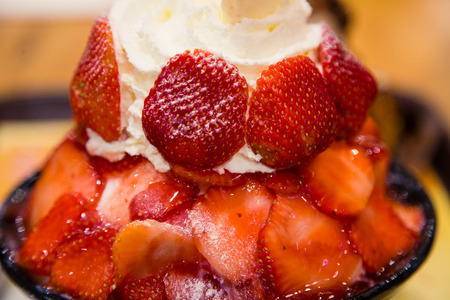 strawberry shaved ice patbingsu sweet yummy.の写真素材
