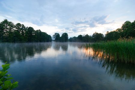 Lake durring rainy and cloudy sunrise
の写真素材