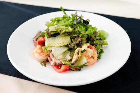 Fresh seafood salad with shrimps on a plateの写真素材