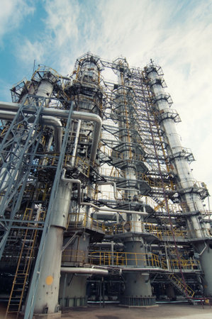 	oil refinery