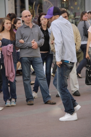 street dancer dancing on Arbat Street in Moscowのeditorial素材