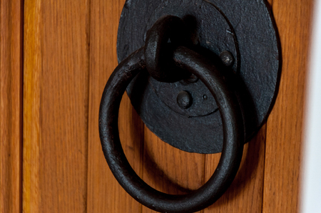 The metallic ornament lock on the old wooden door in the homeの写真素材