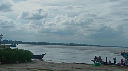 Fishermen on the beach of the Mekong River in Vietnamの写真素材
