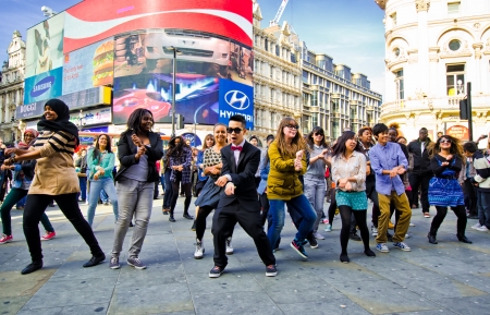 Performers street dance London 2012 -young people dancing Gangnam Style on London Piccadilly Circusのeditorial素材