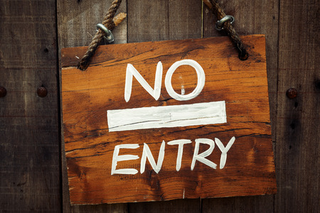 No entry sign on wood wall texture background. Label No entry in the park.の写真素材