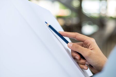 hand use crayon for drawing paper in the parks.の写真素材