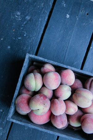 Peaches in a wooden box. top view.の写真素材