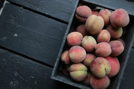 Peaches in a wooden box. top view.の写真素材