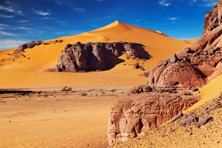 Sand dunes and rocks, Sahara Desert, Algeriaの写真素材