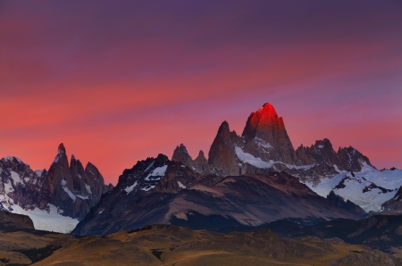 Mount Fitz Roy, alpenglow, first rays of sunrise. Los Glaciares National Park, Patagonia, Argentinaの写真素材