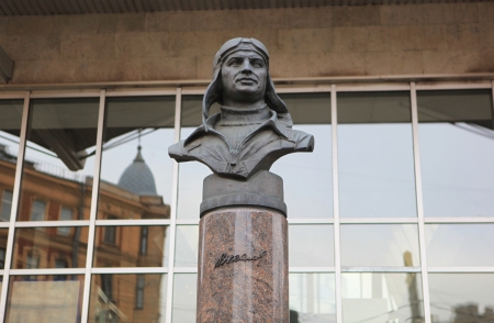 Bust test pilot Valery Chkalov at the station  Chkalov   St  Petersburg, Russia のeditorial素材