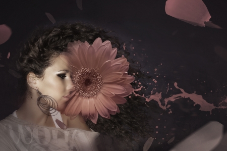  Beautiful woman with pink gerberaの写真素材