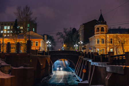 Night winter Voronezh, car moves on the road under Stone Bridge.の写真素材