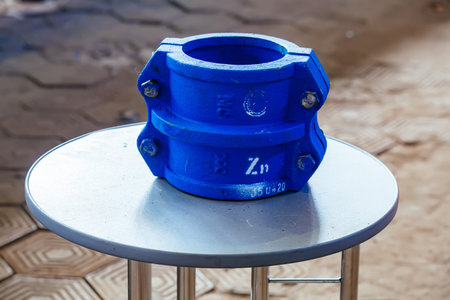 Fast coupling pipe fittings for pipeline repairing.