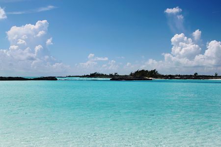 Bahamas. Turquoise water of the Atlantic Ocean and blue sky. Beautiful background. Atlantaの写真素材