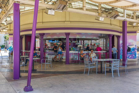 View of tourists in outdoor restaurant on sunny summer day. Las Vegas. Nevada. USA. 09.18.2022.のeditorial素材