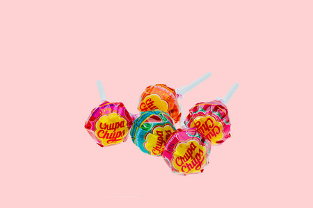 Close-up view of Ñhupa Ñhups lollipops isolated on pink background.のeditorial素材