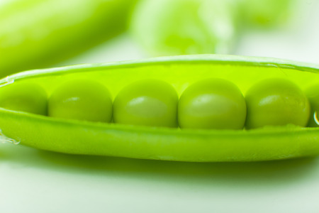 green peas macro isolated on whiteの写真素材