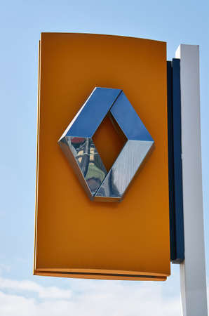 Renault SA is a French car manufacturer producing cars, vans, buses, trucks, tractors, tanks, buses / coaches and autorail vehicles.のeditorial素材