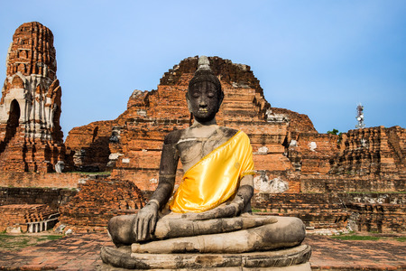 Temple buddha statue pagoda ancient ruins invaluable at wat phra mahathat,ayutthaya,thailandの写真素材