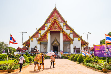Ayutthaya,Thailand - May 09 2015 : People come to worship in temple wat mongkol bophitのeditorial素材