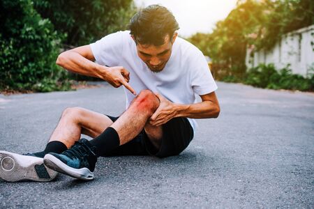 Man Knee pain when running or joggingの写真素材