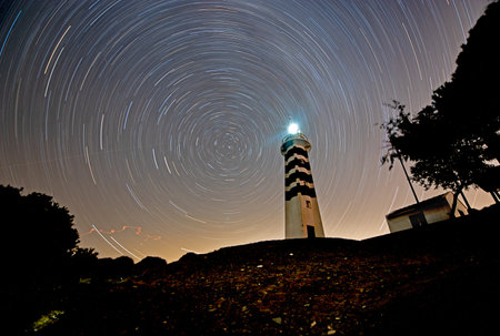 SarpÄ±ncÄ±k Lighthouse, which was established in 1938, is a veteran lighthouse that has not stopped serving since then. SarpÄ±ncÄ±k Lighthouse, which is powered by solar energy, is 97 meters high from the sea and its visibility is 12 miles. SarpÄ±ncÄ±k Lighthouse greets us with its white appearance in front of the blue of the Aegean Sea in the lonely region of Karaburun. This lighthouse has a very cute view with its 12-meter white tower and the lighthouse in the garden.の写真素材