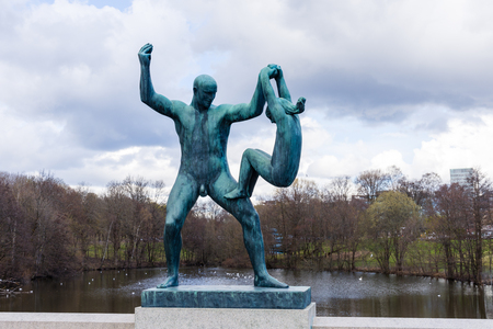 OSLO, NORWAY 27 APRIL 2018: sculpture of a man dancing with a child at Vigeland Park in Osloのeditorial素材