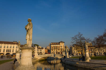 PADOVA, ITALY - December 28, 2016 - Statues at the largest square in the city of Padova known as Prato della Valleのeditorial素材