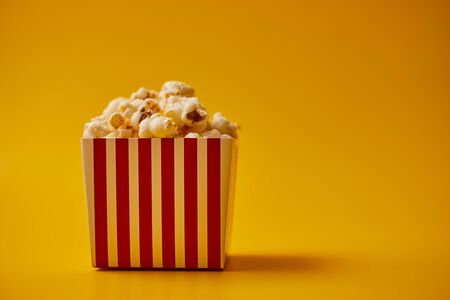 popcorn on pastel background.
の写真素材