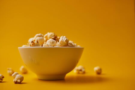 popcorn on pastel background.
の写真素材
