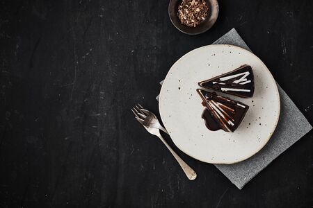 Plate with slice of tasty homemade chocolate cake on table.
の写真素材