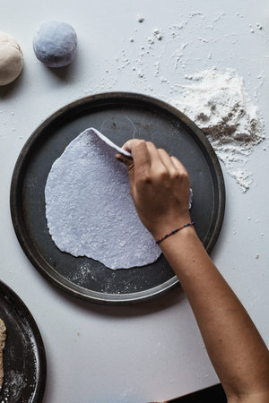 woman cooking pizza in the kitchenの写真素材