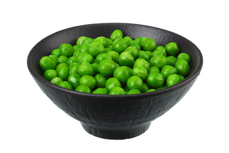 green peas in black bowl isolated on white backgroundの写真素材