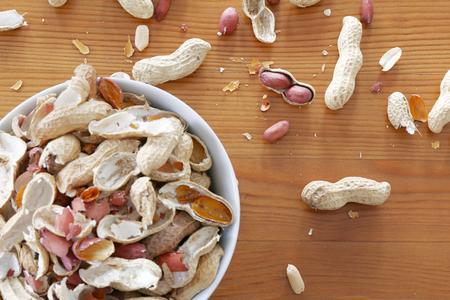 dried peanuts on wooden desk, photoの写真素材