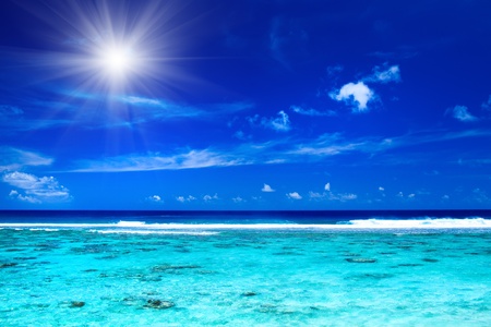 Sun and sky over tropical ocean with vibrant colorsの写真素材