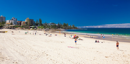 CALOUNDRA, AUS - AUG 13 2016: Hot sunny day at Kings Beach Calundra, Queensland, Australiaのeditorial素材