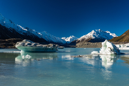 Tasman Glacier Lake with icebergs and snowy mountains, Aoraki Mount Cook National Park, New Zealandの写真素材