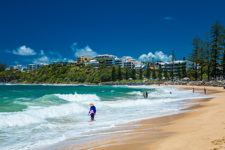 CALOUNDRA, AUS - DEC 28 2018: Hot sunny summer day at Moffat Beach, Calundra, Queensland, Australiaのeditorial素材