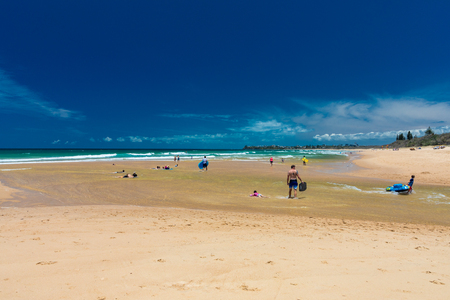 CALOUNDRA, AUS - Jan 20 2019: Hot sunny day at tropical Currimundi Lake Beach Calundra, Queensland, Australiaのeditorial素材