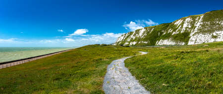 Scenic view of Samphire Hoe Country Park with white cliffs, south England, UKの写真素材