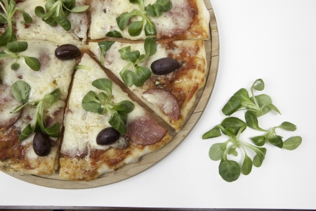 Pieces of pizza on a wooden plateの写真素材