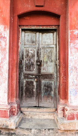 Decrepit door in an old houseの写真素材