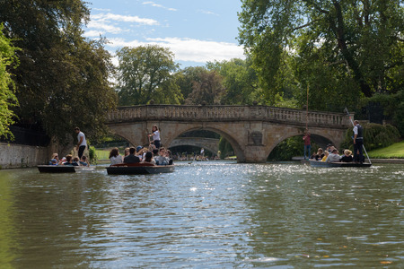 CAMBRIDGE, UK - SEPTEMBER 16, 2018: Clare College and King's College bridges with people on punt boats on River Camのeditorial素材