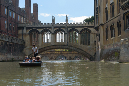 CAMBRIDGE, UK - SEPTEMBER 16, 2018: Punt boat in front of Bridge of Sighs at St John's College, Cambridge, Englandのeditorial素材