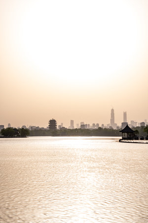 Landscape view of the lake and the city skyline in the evening.の写真素材