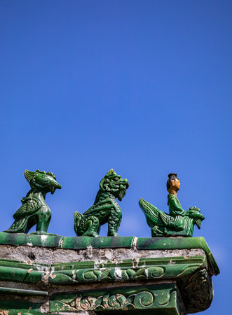 Statues on the roof of a Chinese temple, closeup of photoの写真素材
