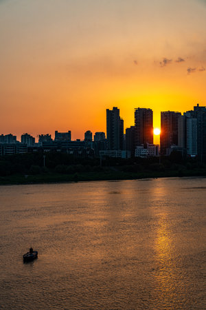 Sunset view of the Chao Phraya River in Bangkok, Thailandの写真素材