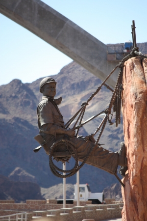 A statue honoring the men who built Hoover Dam.の写真素材